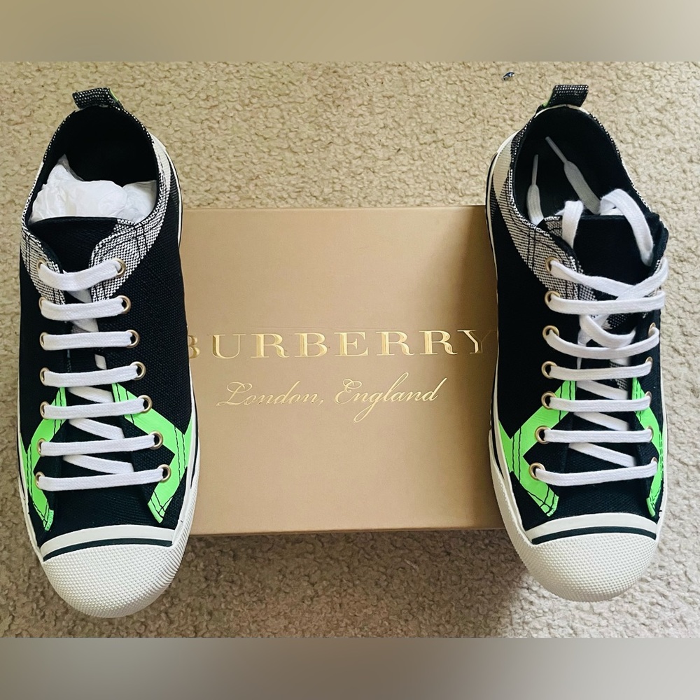 Burberry low top sneakers unisex NIB